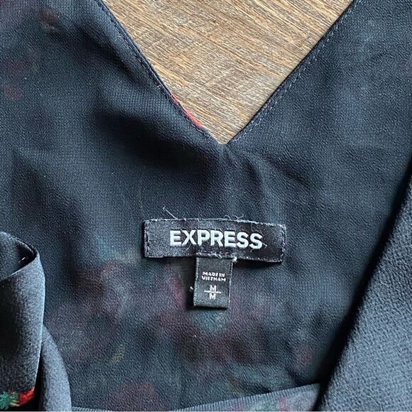 Express Floral Top Black Red Pink Feminine V Neck Medium - Picture 4 of 9